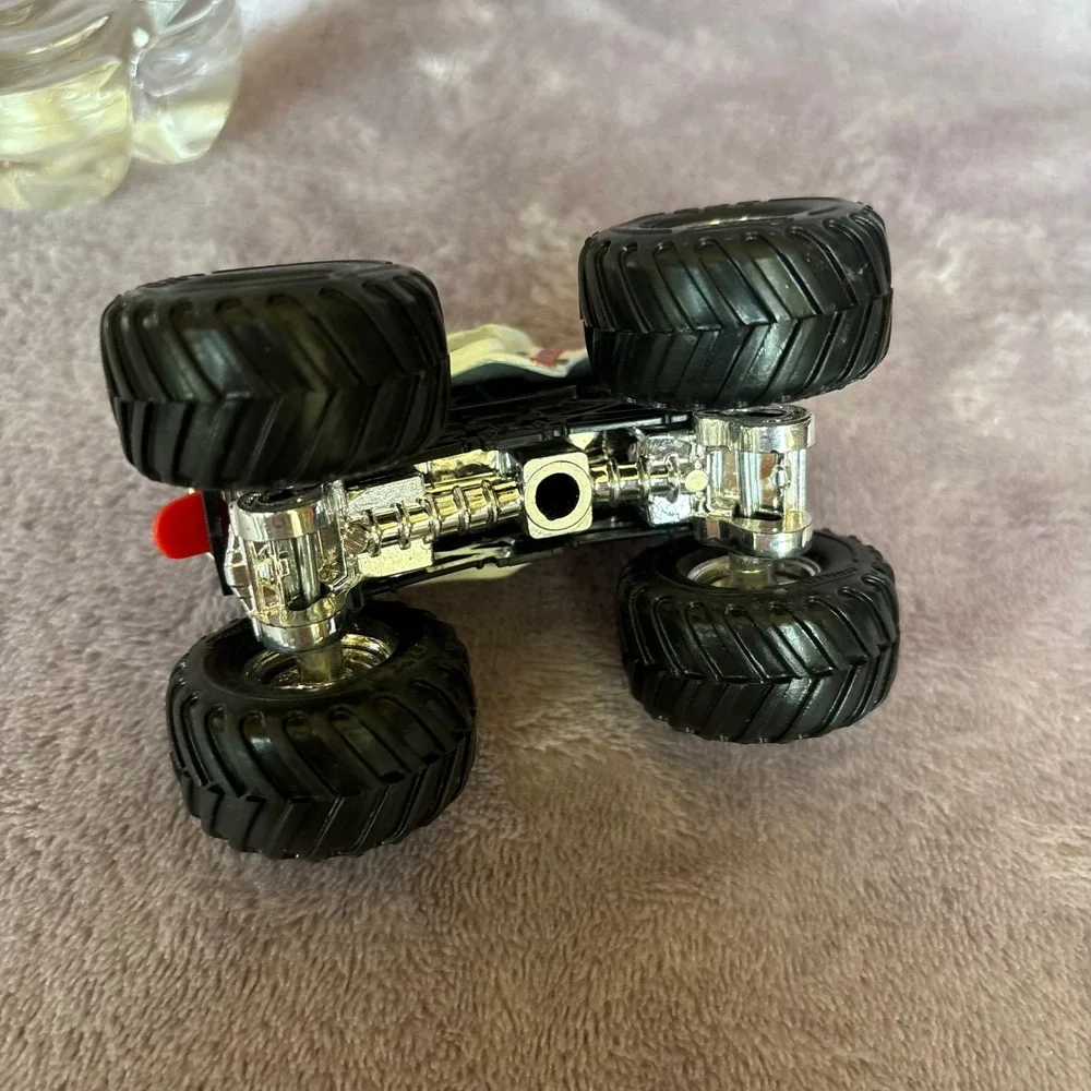 Hot Wheels Monster Jam Monster Mutt Dalmatian Diecast Truck 1:64 Scale